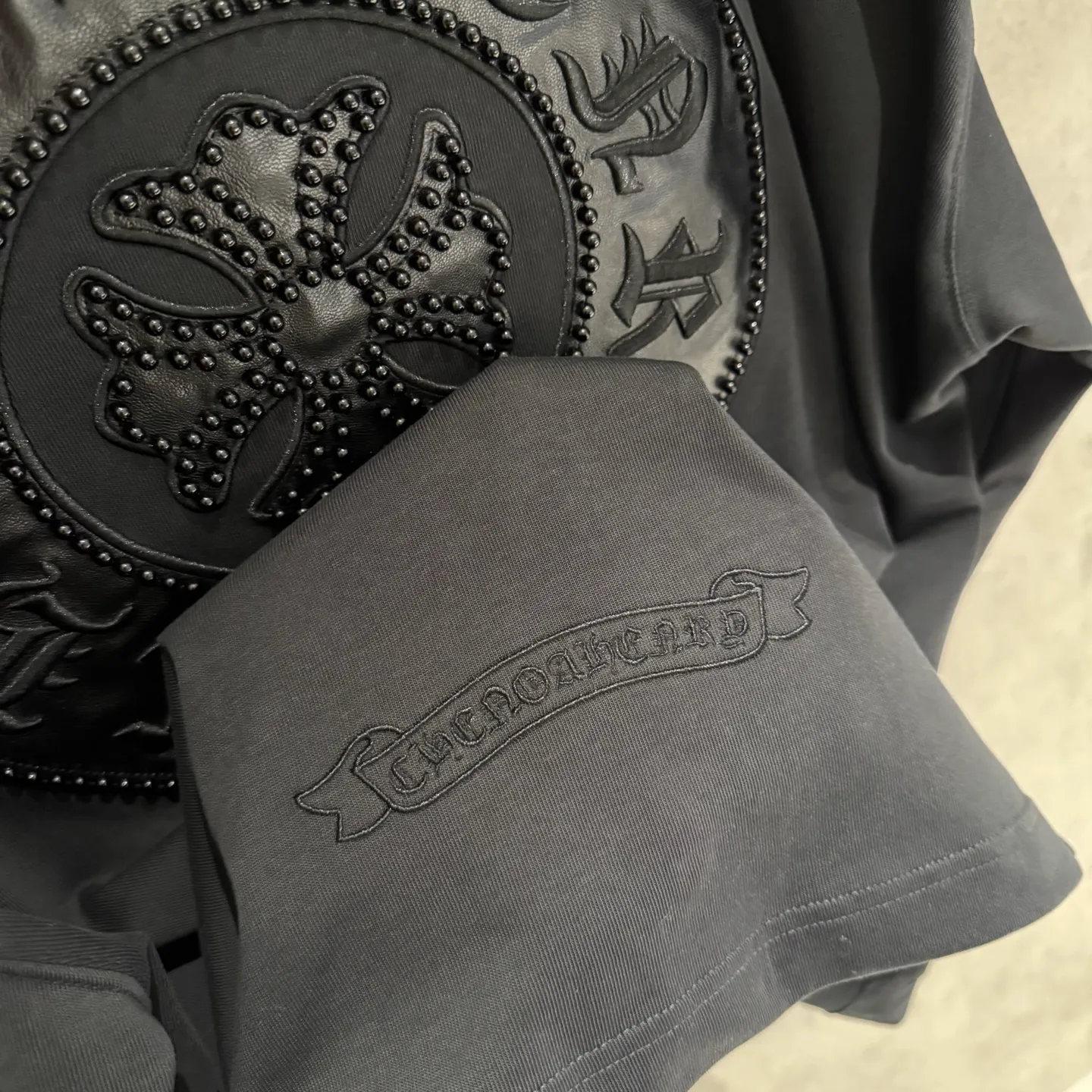 🅿️350 [Strict quality control] CH Croixin's new long-sleeved sweatshirt T-shirt. Heavy 420g double yarn fabric. Beaded and embroidered on the front. Wash the whole garment twice. Frayed and torn on all four sides. Heavy fabric. The neckline is made of icy Salona. Loose fit. Deep, wide and stylish. No deformation or shrinkage. Color: 3 colors, black, white and gray. Size: M-2xl